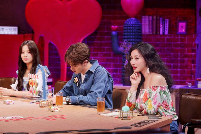 柳岩妩媚卷发加盟《心动的信号》与杨超越官鸿示范绅士手