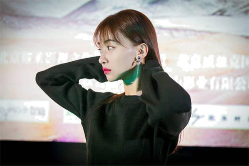 《说走就走之不说再见》：吴谨言现场送粉丝礼物