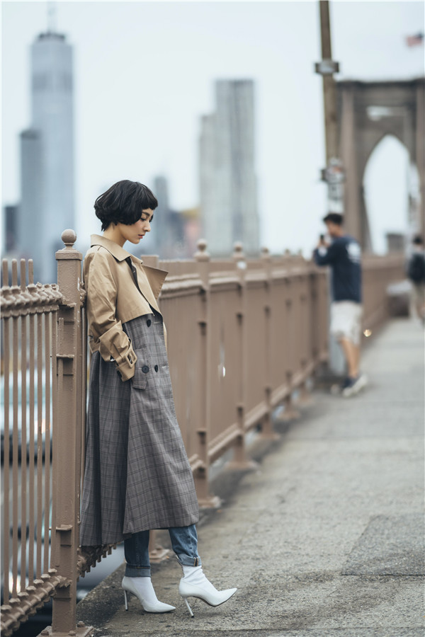 吴昕纽约街拍曝光 风衣加身解锁今秋时髦穿搭