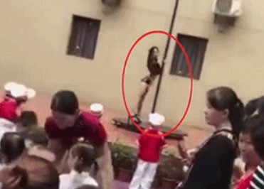 表演钢管舞遭免职 这位幼儿园长却很委屈？