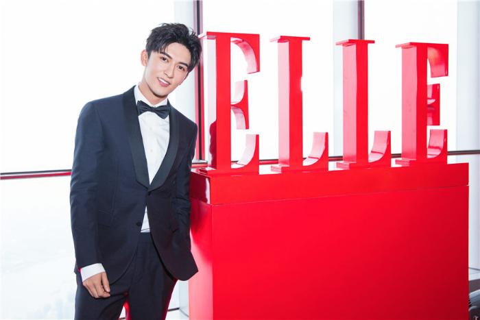 米热亮相《ELLE》三十周年风尚大典 西装笔挺潇洒风度