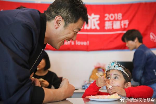 李亚鹏生日李嫣和奶奶惊喜现身 父女俩捧脸灿笑超温馨