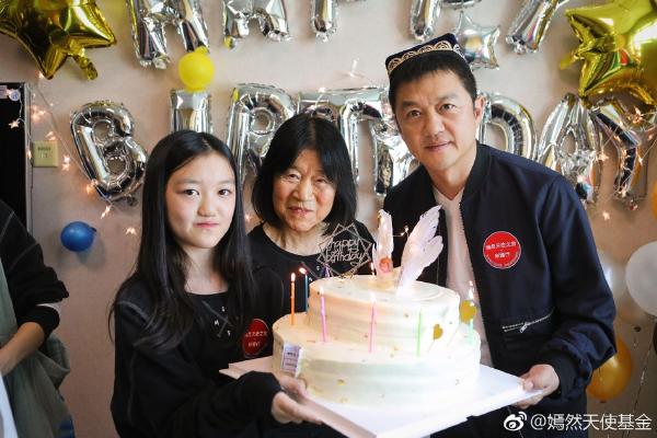 李亚鹏生日李嫣和奶奶惊喜现身 父女俩捧脸灿笑超温馨