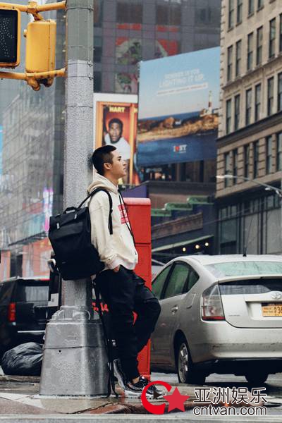 张赫出席纽约时装周 黑白时尚运动装潮酷有型