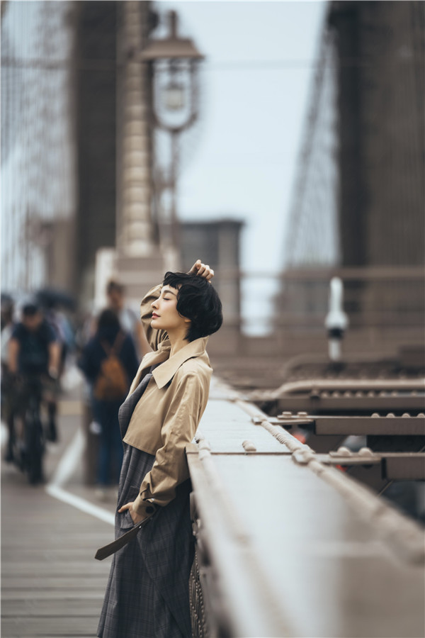 吴昕纽约街拍曝光 风衣加身解锁今秋时髦穿搭