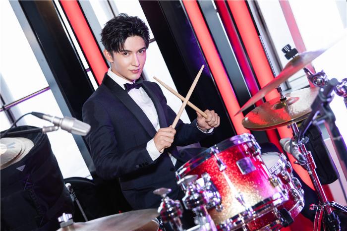 米热亮相《ELLE》三十周年风尚大典 西装笔挺潇洒风度