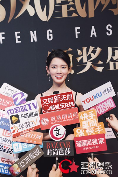 陈瑶黑纱遮面上演美背杀 精致妩媚优雅迷人