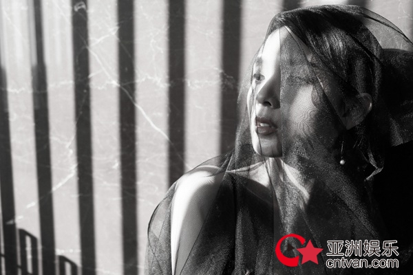 陈瑶黑纱遮面上演美背杀 精致妩媚优雅迷人