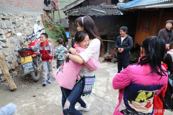 林志玲探访小学 与孩子们快乐互动满面笑容