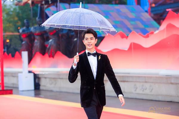 于朦胧受邀丝绸之路国际电影节 红毯照吸睛无数