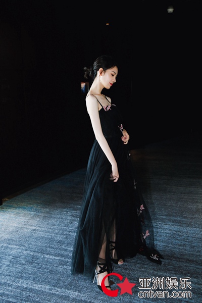 陈瑶黑纱遮面上演美背杀 精致妩媚优雅迷人