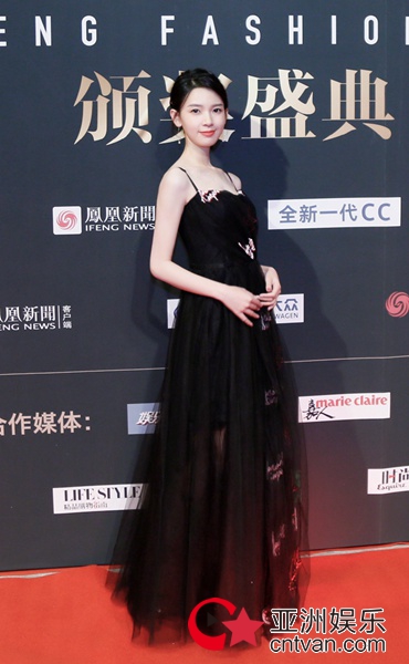 陈瑶黑纱遮面上演美背杀 精致妩媚优雅迷人