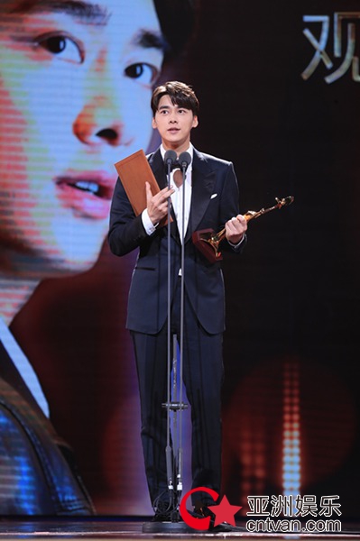 李易峰亮相第十二届金鹰节 获“观众喜爱男演员”“最具人气男演员”