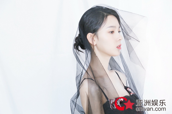 陈瑶黑纱遮面上演美背杀 精致妩媚优雅迷人