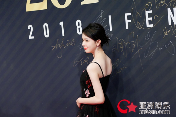 陈瑶黑纱遮面上演美背杀 精致妩媚优雅迷人