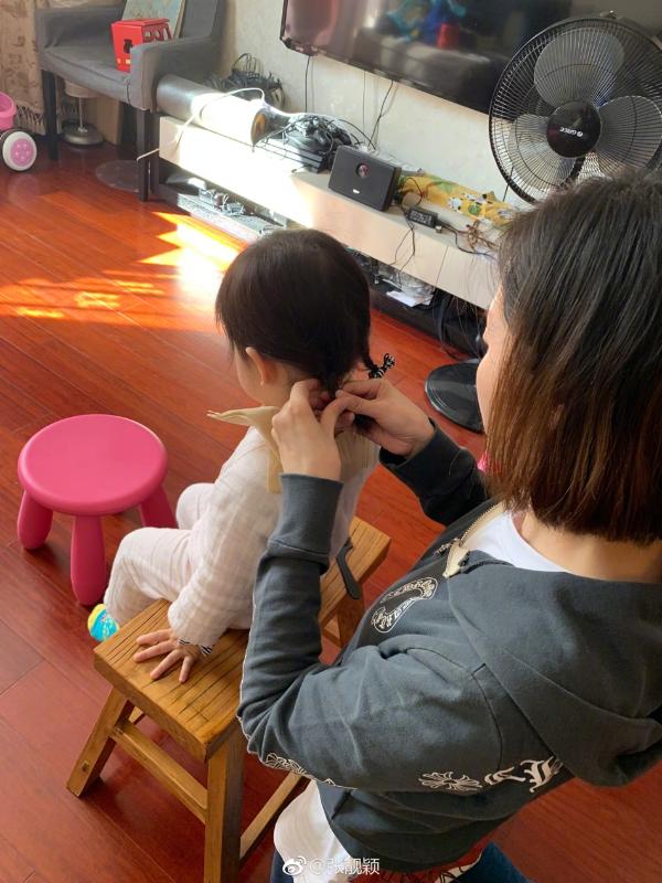 羡慕skr人！王铮亮女儿获张靓颖“跪式服务”剪头发