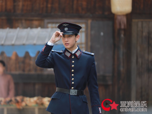 《一生孤注掷温柔》剧组杀青 王天辰上演军装“制服诱惑”