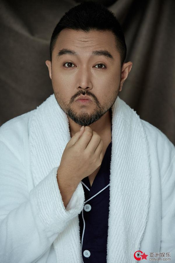 刘向京搞怪浴袍写真曝光 反差萌魅力爆表