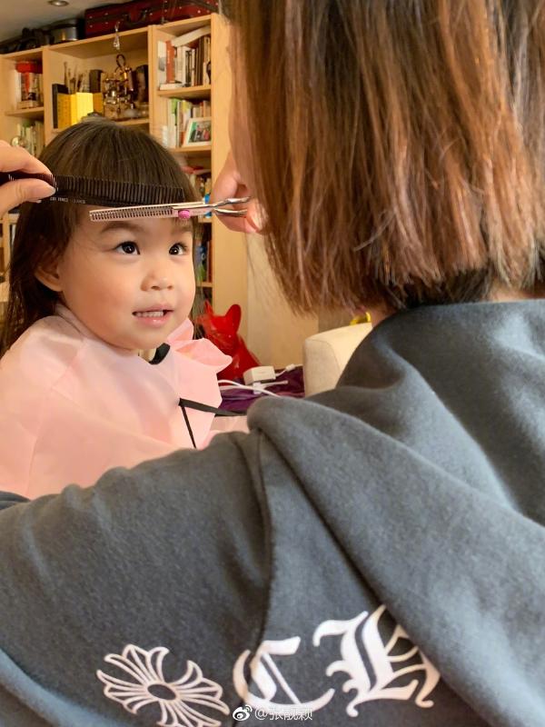羡慕skr人！王铮亮女儿获张靓颖“跪式服务”剪头发
