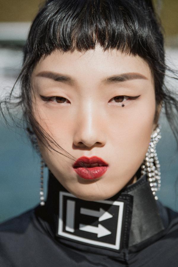 万云峰为火箭少女101yamy打造巴黎时装周酷炫双造型—中国美