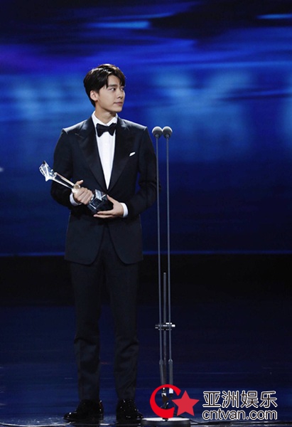 李易峰亮相第十二届金鹰节 获“观众喜爱男演员”“最具人气男演员”