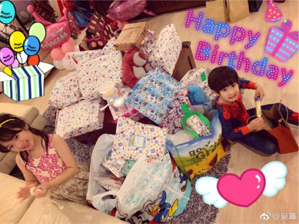 全家连续两天接连过生日 吴尊晒派对照片儿女满面笑容