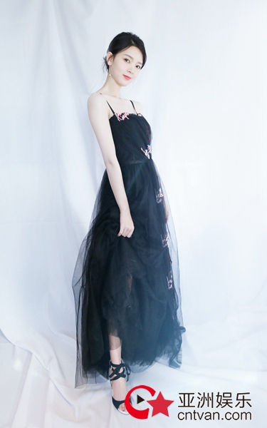 陈瑶黑纱遮面上演美背杀 精致妩媚优雅迷人