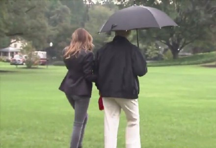 神操作？特朗普独自撑伞接受采访 留妻子苦苦淋雨