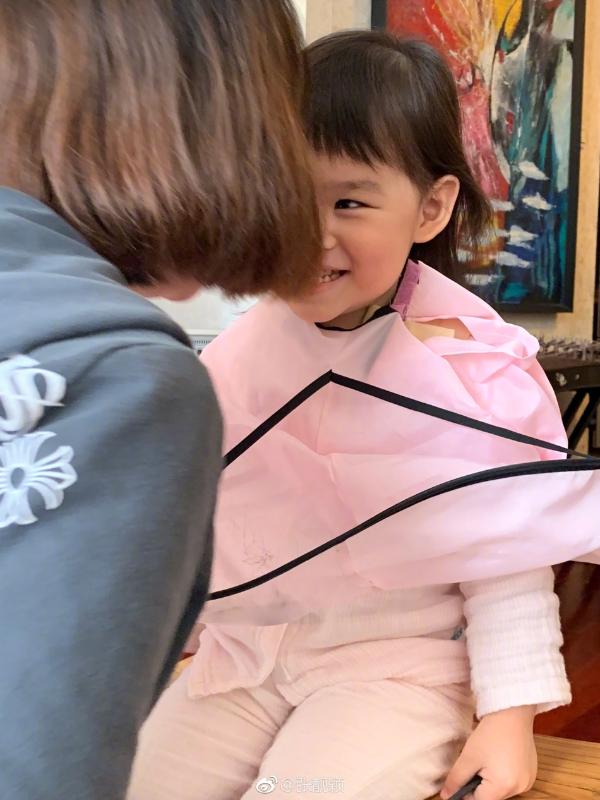 羡慕skr人！王铮亮女儿获张靓颖“跪式服务”剪头发