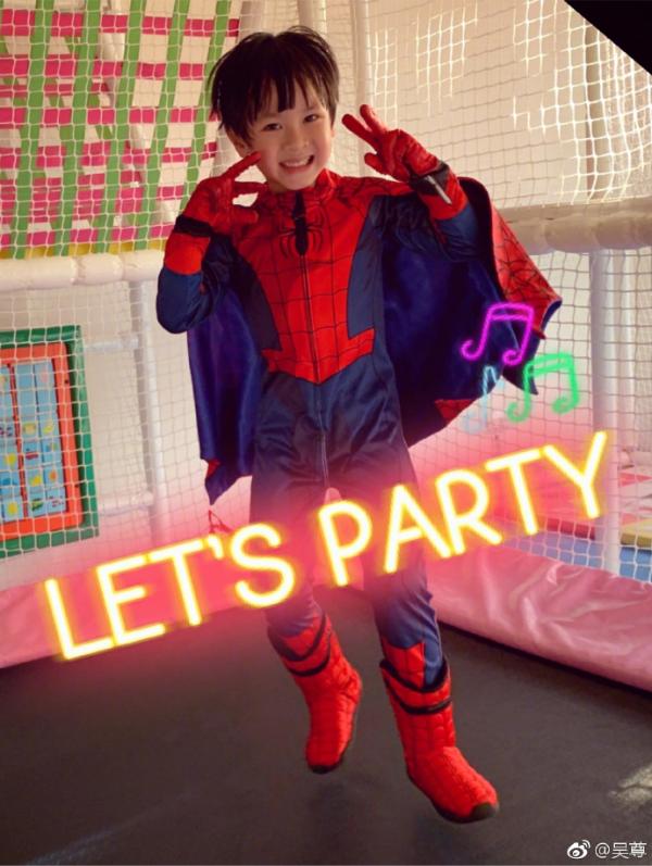 全家连续两天接连过生日 吴尊晒派对照片儿女满面笑容