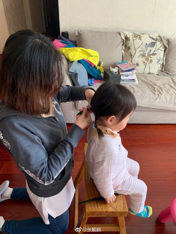 羡慕skr人！王铮亮女儿获张靓颖“跪式服务”剪头发