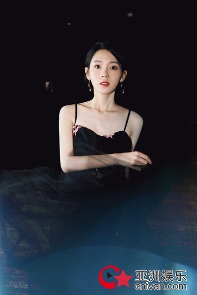 陈瑶黑纱遮面上演美背杀 精致妩媚优雅迷人