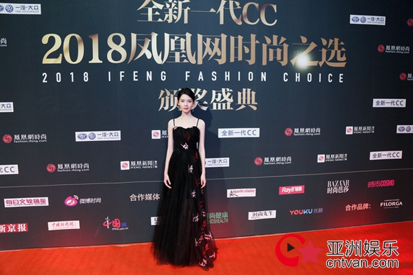 陈瑶黑纱遮面上演美背杀 精致妩媚优雅迷人