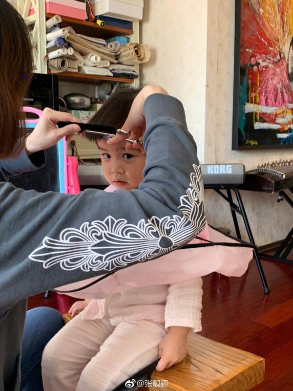 羡慕skr人！王铮亮女儿获张靓颖“跪式服务”剪头发