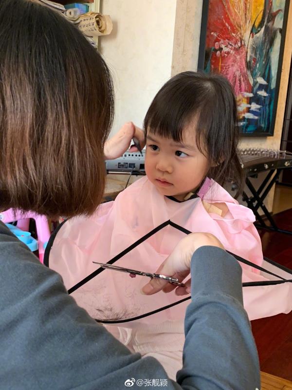 羡慕skr人！王铮亮女儿获张靓颖“跪式服务”剪头发