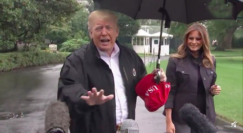 神操作？特朗普独自撑伞接受采访 留妻子苦苦淋雨
