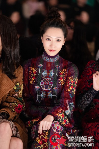 白冰受邀出席中国时装周 身着“中国刺绣”致敬北京奥运十周年