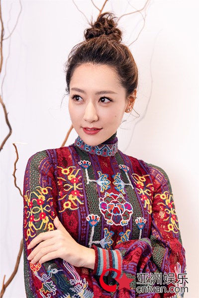 白冰受邀出席中国时装周 身着“中国刺绣”致敬北京奥运十周年