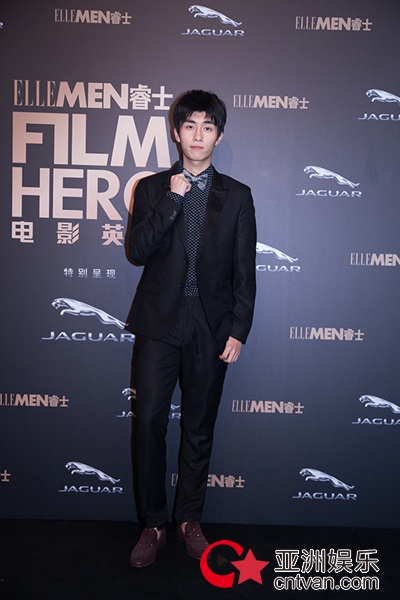 王钰威儒雅西装参加活动 演绎绅士风度