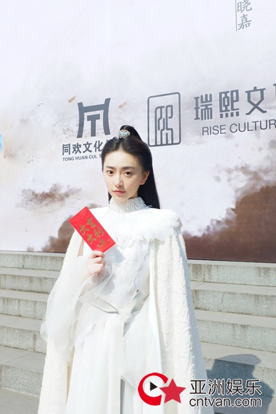 王若珊《侠探简不知》开机 白衣翩然演绎“烟火气杀手”