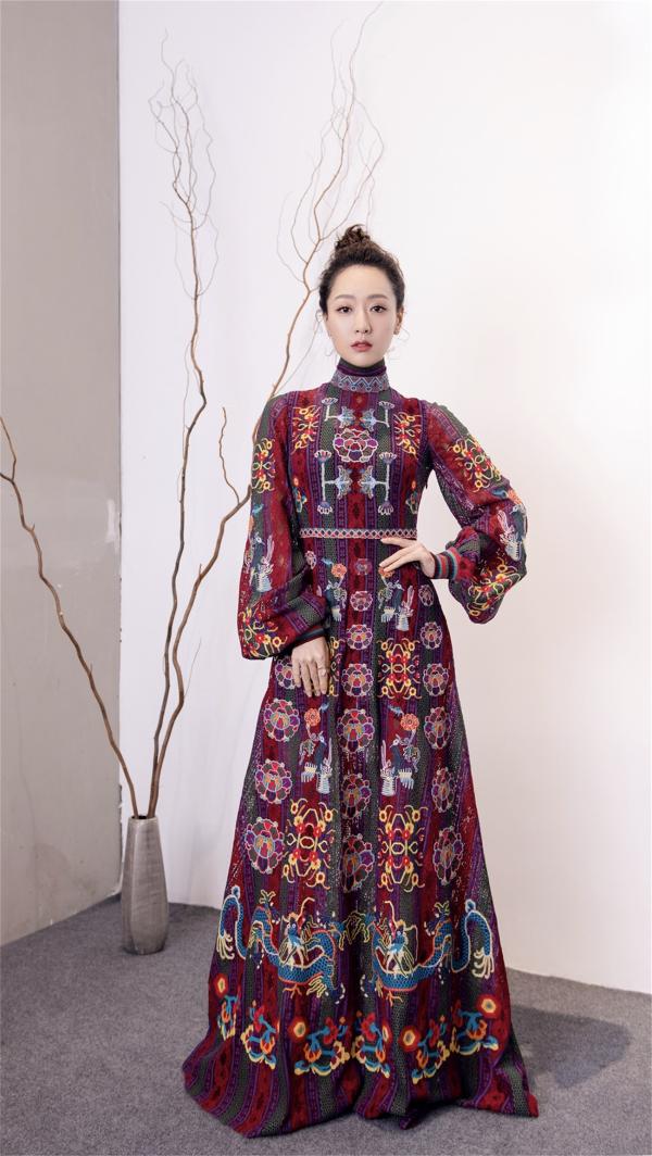 白冰受邀中国时装周观秀 身着刺绣长裙诠释东方美
