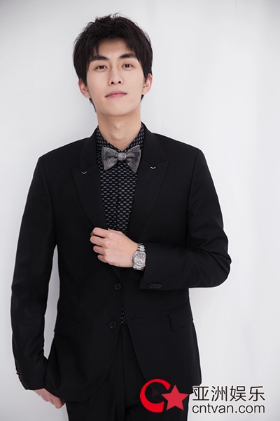 王钰威儒雅西装参加活动 演绎绅士风度