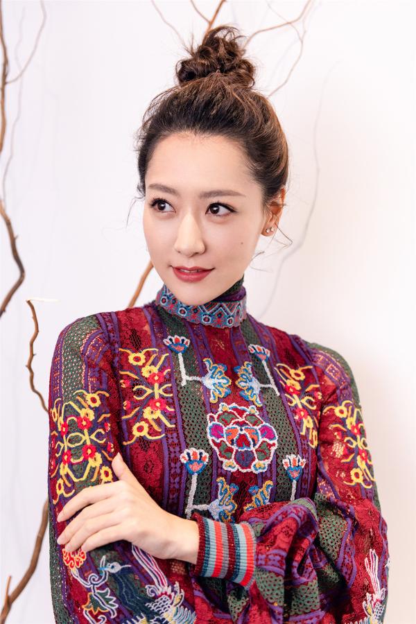 白冰受邀中国时装周观秀 身着刺绣长裙诠释东方美