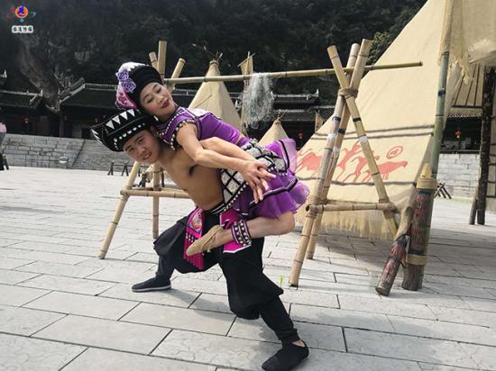 中国舞蹈家夏冰双人舞(力与柔造型一)