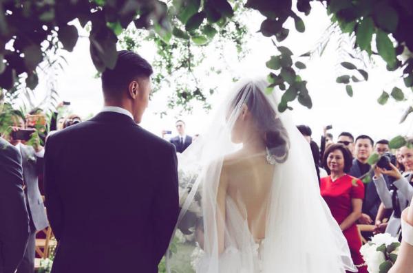 余文乐结婚一周年纪念日 娇妻王棠云晒迟到的婚礼照