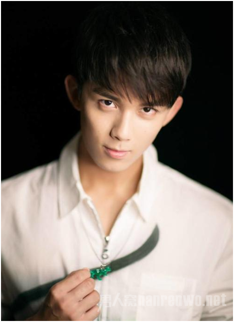 吴磊站在鹿晗关晓彤中间误当电灯泡 成年之后开始陷入绯闻困扰