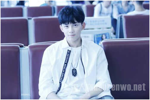 吴磊站在鹿晗关晓彤中间误当电灯泡 成年之后开始陷入绯闻困扰