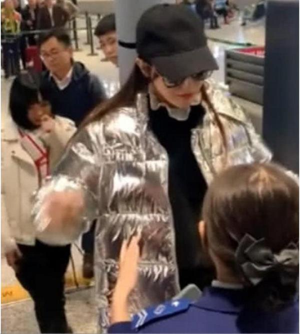 唐嫣过安检不脱外套引争议脱帽尴尬露乱发