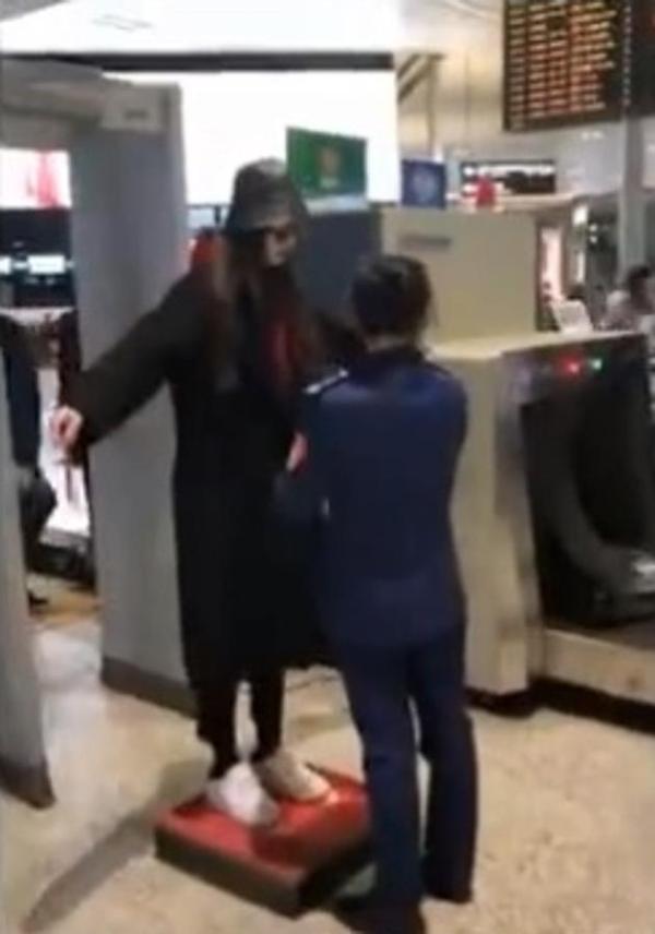 唐嫣过安检不脱外套引争议脱帽尴尬露乱发