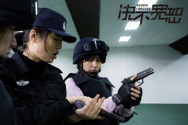 《决不宽恕》曝光“热”力照 帅气警花热依扎超吸睛